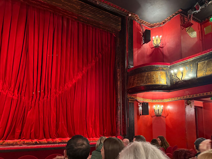 Show How to become a Parisian