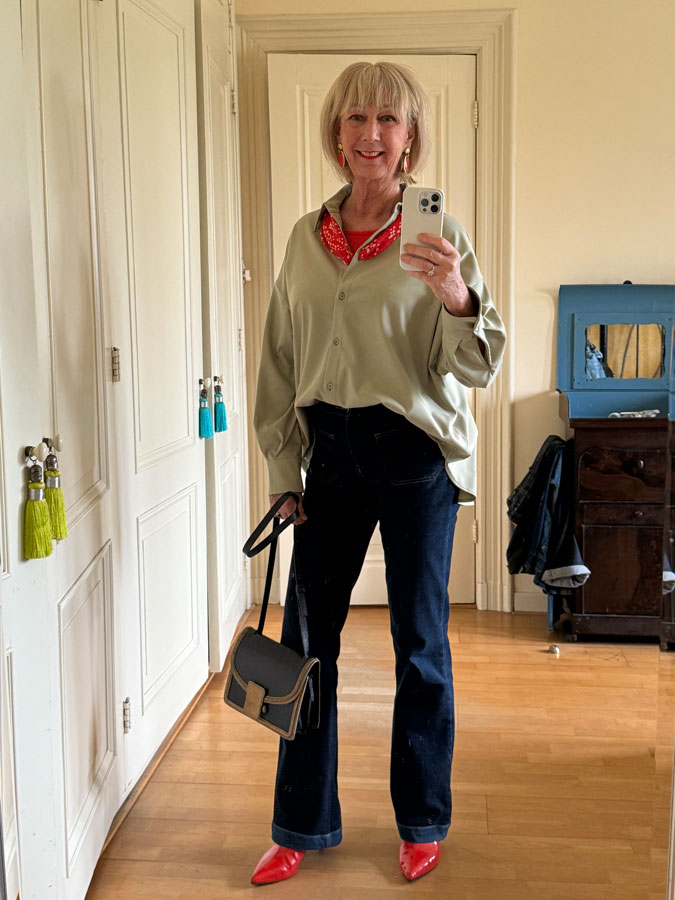 Jeans with an oversized shirt and orange accessories