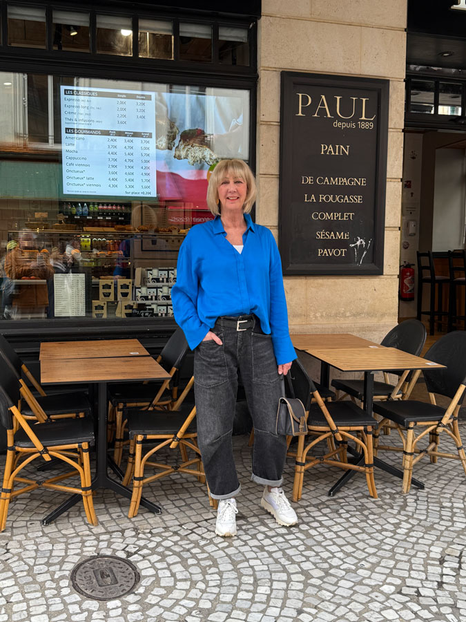 Outfit with blue shirt and barrel jeans