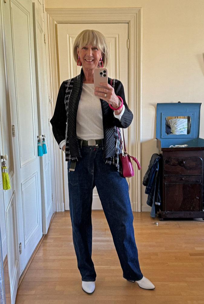 Baggy jeans with a blue and white pleated cardigan