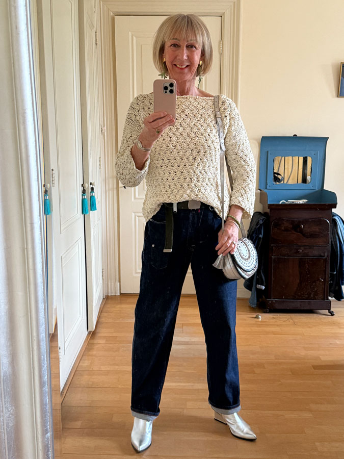 Baggy jeans with a cream jumper