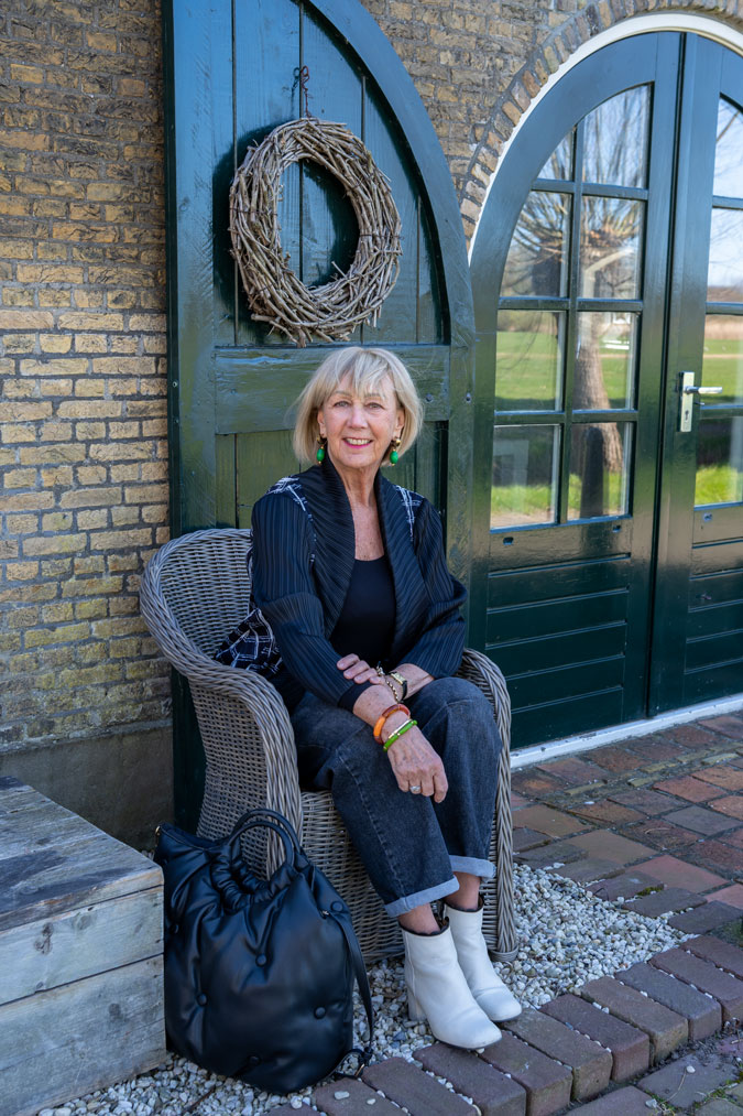 Barrel jeans with a blue and white pleated cardigan