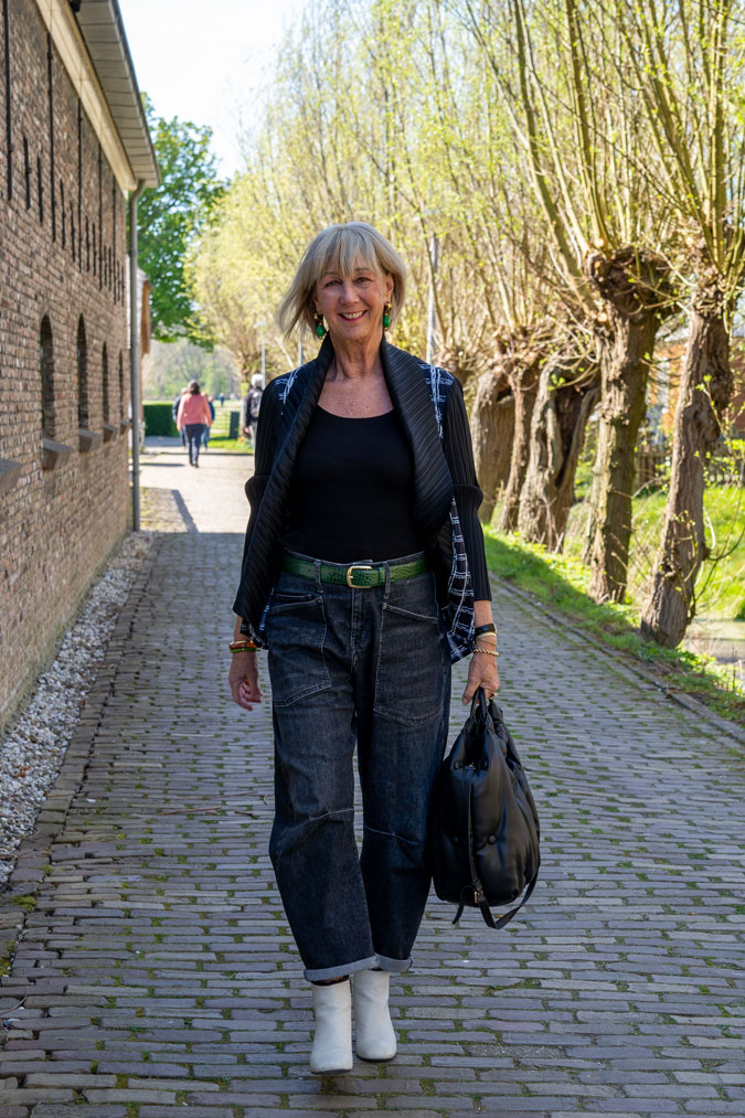 Barrel jeans with a blue and white pleated cardigan