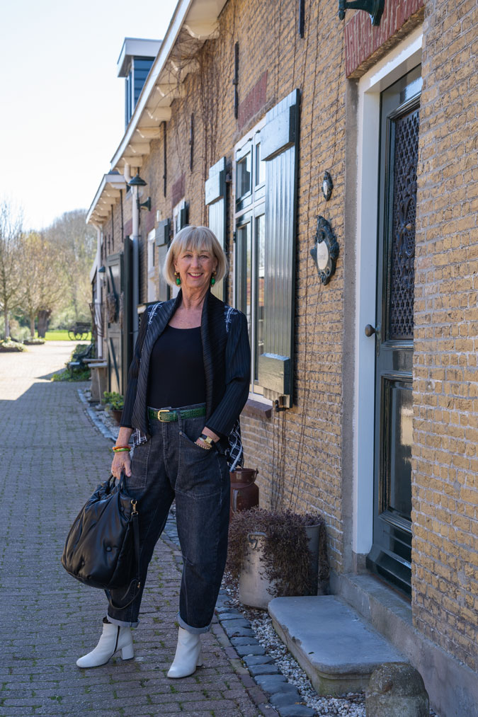 Barrel jeans with a blue and white pleated cardigan