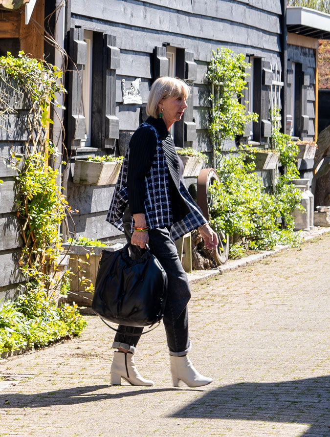 Barrel jeans with a blue and white pleated cardigan