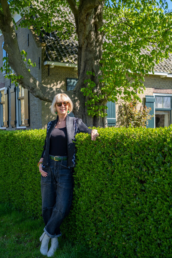 Barrel jeans with a blue and white pleated cardigan