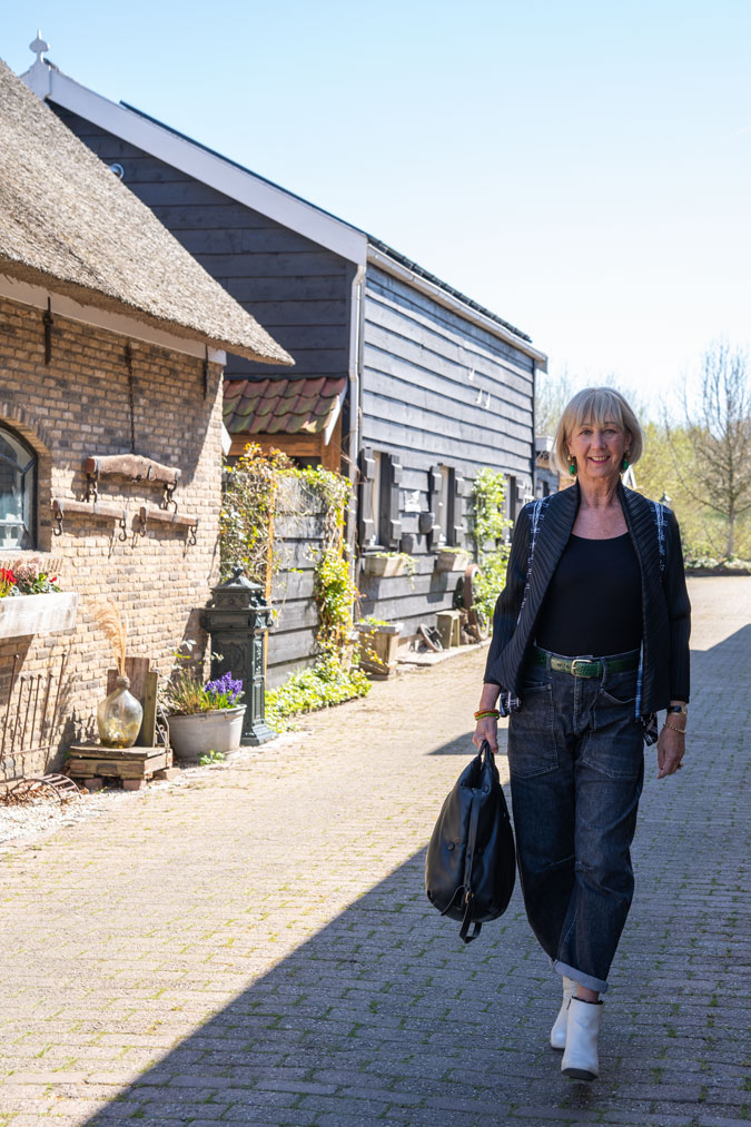 Barrel jeans with a blue and white pleated cardigan