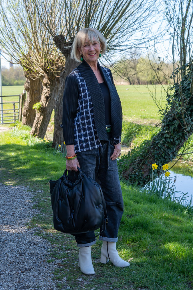 Barrel jeans with a blue and white pleated cardigan