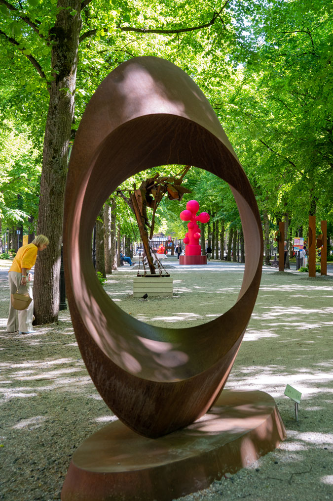Blow-up art The Hague 2025 and golden yellow top