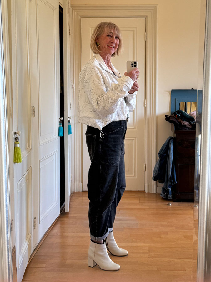 white bomber jacket with barrel jeans from the side