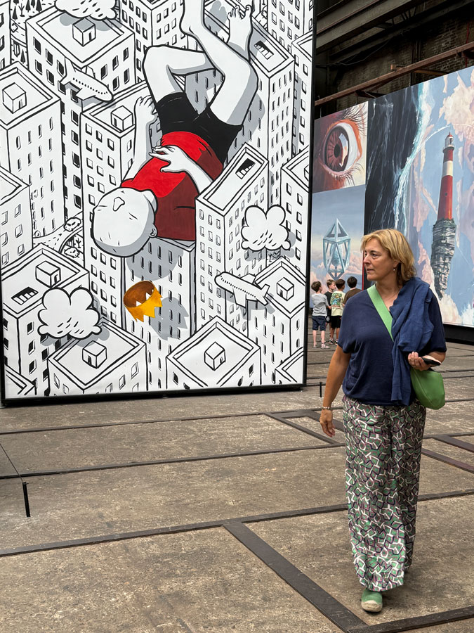 Katrien against mural at Straat Museum, artist Millo
