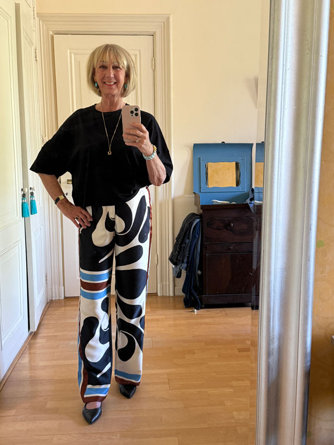 Palazzo trousers with a black T-shirt