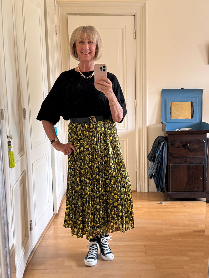 Yellow and black pleated skirt with a black t-shirt