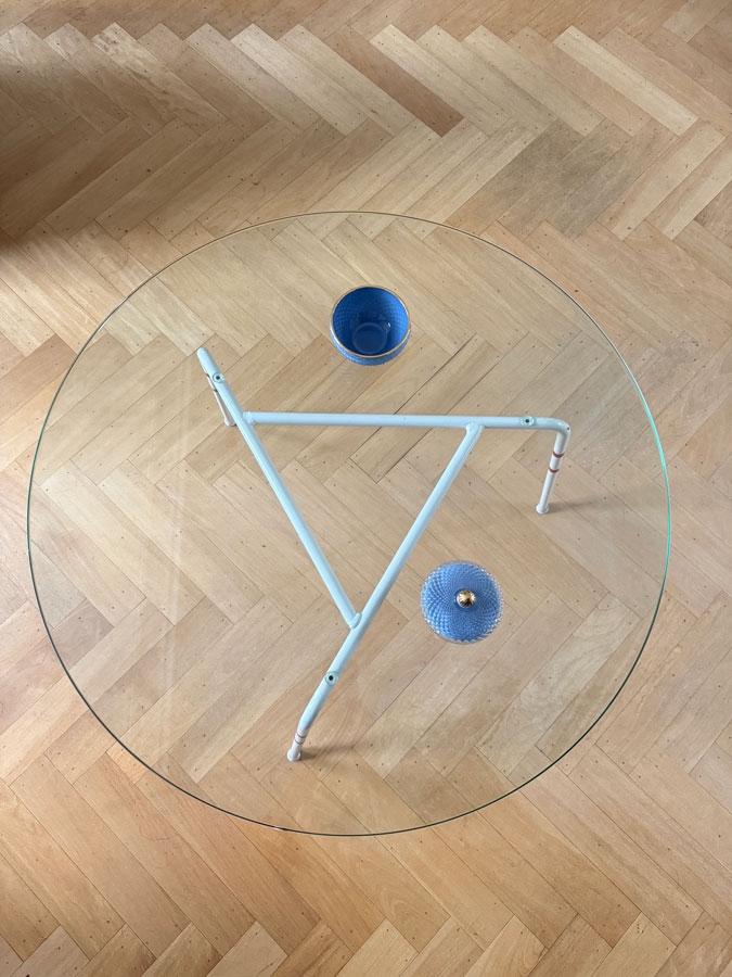 Photo assignment circles Glass table