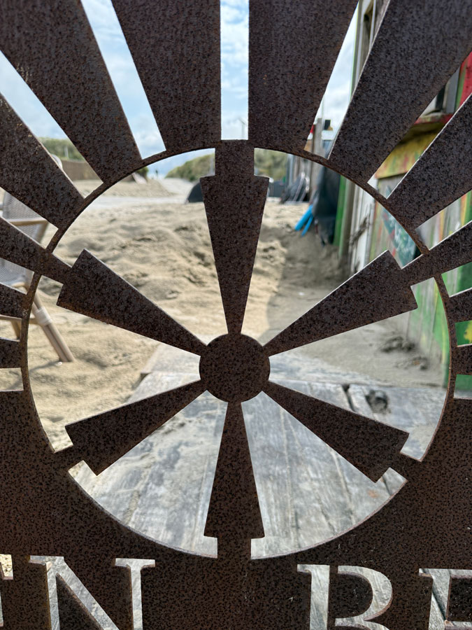 Photo assignment circles Iron sign at the beach