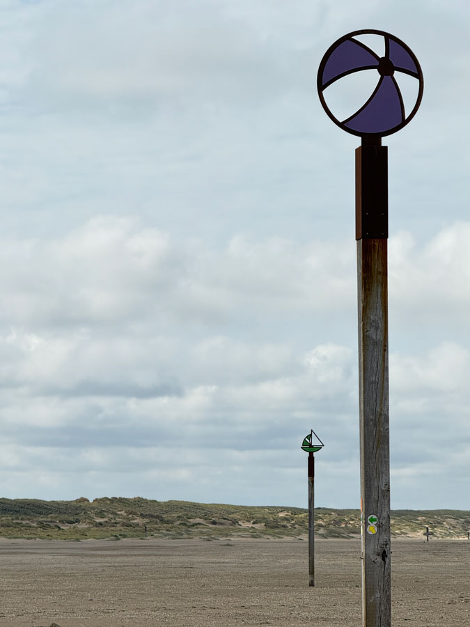 Photo assignment circles Signs at the beach
