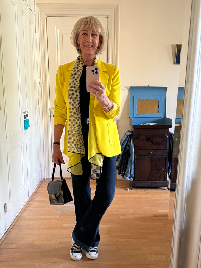 Flared jeans with a yellow blazer